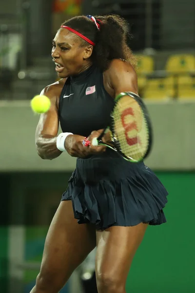 Campeã olímpica Serena Williams dos Estados Unidos em ação durante sua segunda rodada individual dos Jogos Olímpicos Rio 2016 — Fotografia de Stock