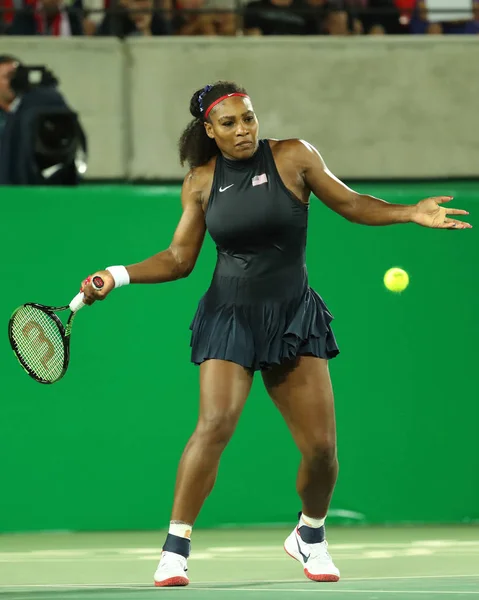 Dwie rundy mistrzowie Serena Williams w Stanach Zjednoczonych w akcji podczas jej singli z Igrzysk Rio 2016 — Zdjęcie stockowe