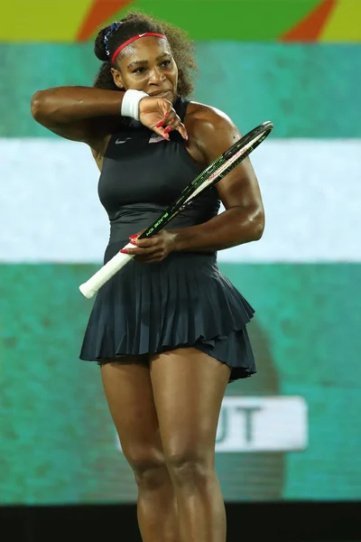 Olympisch kampioenen Serena Williams van Verenigde Staten in actie tijdens haar singles ronde twee wedstrijd van de Olympische spelen Rio 2016 — Stockfoto