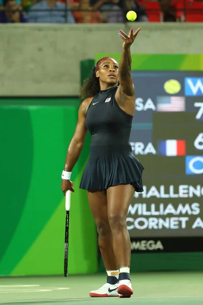 Олимпийская чемпионка США Серена Уильямс в бою во время второго тура Олимпиады в Рио-2016 — стоковое фото