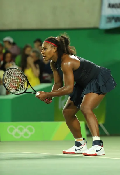 La campeona olímpica Serena Williams de Estados Unidos en acción durante su segunda ronda individual de los Juegos Olímpicos de Río 2016 — Foto de Stock