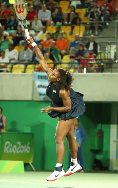 La campeona olímpica Serena Williams de Estados Unidos en acción durante su segunda ronda individual de los Juegos Olímpicos de Río 2016 — Foto de Stock