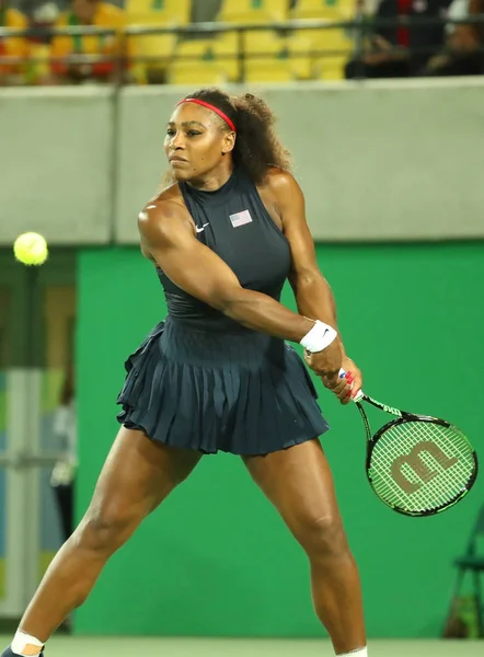 La campeona olímpica Serena Williams de Estados Unidos en acción durante su segunda ronda individual de los Juegos Olímpicos de Río 2016 —  Fotos de Stock