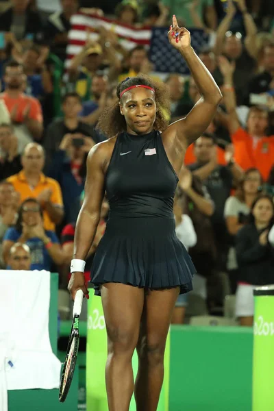 Campeã olímpica Serena Williams dos Estados Unidos celebra vitória após a segunda rodada individual dos Jogos Olímpicos Rio 2016 — Fotografia de Stock