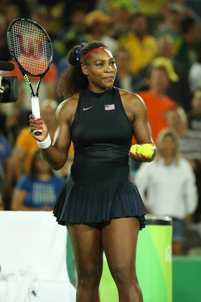 La championne olympique Serena Williams des États-Unis célèbre sa victoire après le deuxième tour des Jeux Olympiques de Rio 2016 — Photo