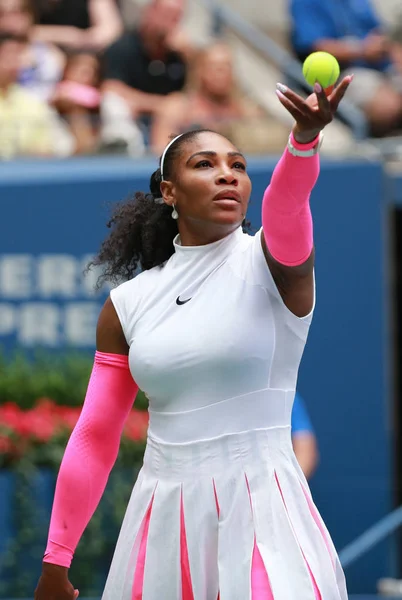 La campeona de Grand Slam Serena Williams de Estados Unidos en acción durante su tercer partido en el US Open 2016 —  Fotos de Stock