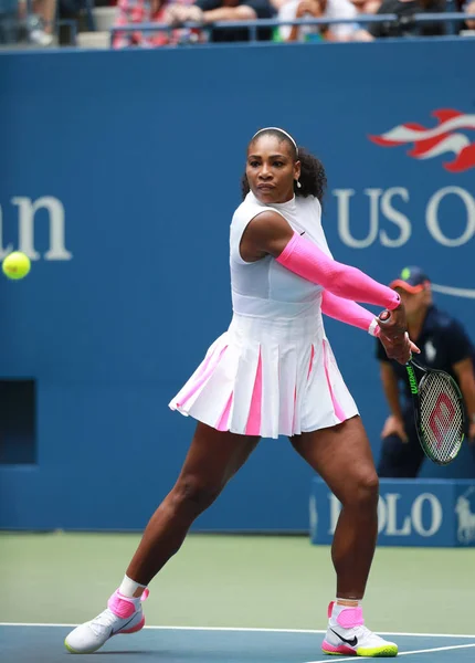 La championne du Grand Chelem Serena Williams des États-Unis en action lors de sa troisième ronde à l'US Open 2016 — Photo