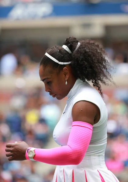 Grand Slam mester Serena Williams i USA i aktion under hendes runde tre kamp på US Open 2016 - Stock-foto