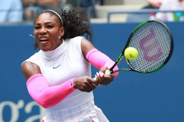 La campeona de Grand Slam Serena Williams de Estados Unidos en acción durante su tercer partido en el US Open 2016 — Foto de Stock