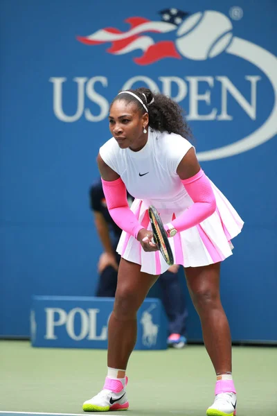 La championne du Grand Chelem Serena Williams des États-Unis en action lors de sa troisième ronde à l'US Open 2016 — Photo