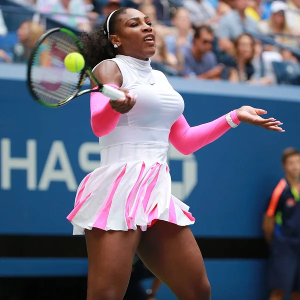 Grand Slam-mästare Serena Williams i USA under hennes runda tre match på oss Open 2016 — Stockfoto