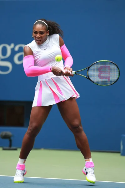 La campionessa del Grande Slam Serena Williams degli Stati Uniti in azione durante la sua terza partita agli US Open 2016 — Foto Stock
