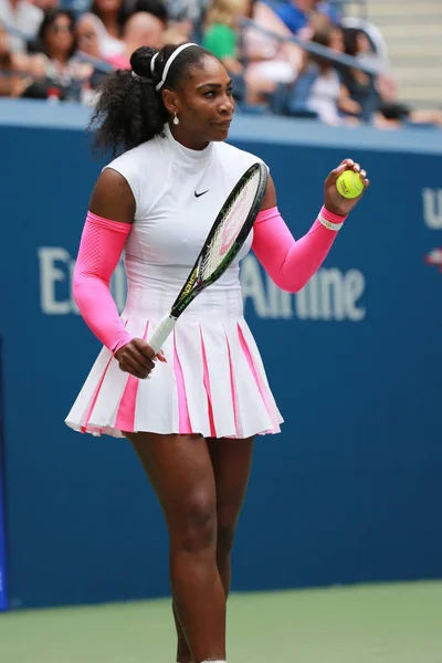 Grand-Slam-Siegerin Serena Williams aus den Vereinigten Staaten in Aktion während ihres Drittrunden-Matches bei den US Open 2016 — Stockfoto