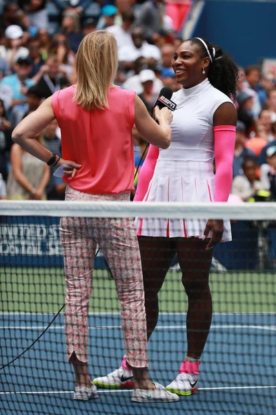 Grand-Slam-Siegerin Serena Williams aus den Vereinigten Staaten während eines Gerichtsgesprächs nach ihrem Drittrunden-Match bei den US Open 2016 — Stockfoto