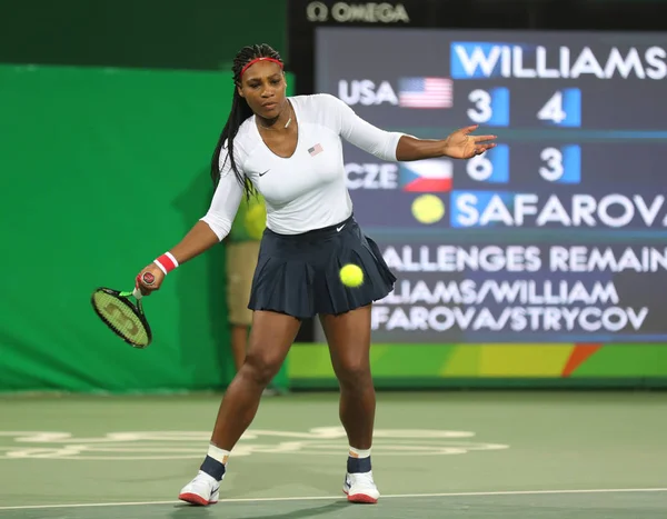 La campeona olímpica Serena Williams de Estados Unidos en acción durante la primera ronda del partido de dobles de los Juegos Olímpicos de Río 2016 en el Centro Olímpico de Tenis — Foto de Stock