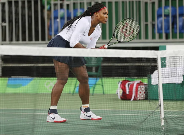 La campeona olímpica Serena Williams de Estados Unidos en acción durante la primera ronda del partido de dobles de los Juegos Olímpicos de Río 2016 en el Centro Olímpico de Tenis —  Fotos de Stock