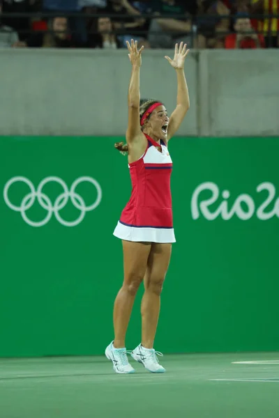 La campeona olímpica Monica Puig de Puerto Rico celebra la victoria después de la final individual femenina de tenis de los Juegos Olímpicos de Río 2016 en el Centro Olímpico de Tenis — Foto de Stock