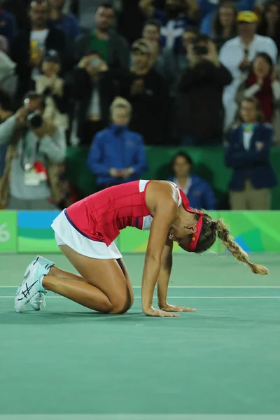 La campeona olímpica Monica Puig de Puerto Rico celebra la victoria después de la final individual femenina de tenis de los Juegos Olímpicos de Río 2016 en el Centro Olímpico de Tenis — Foto de Stock