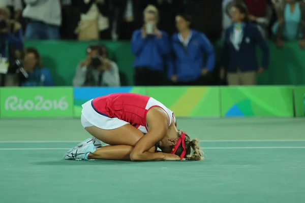 La campeona olímpica Monica Puig de Puerto Rico celebra la victoria después de la final individual femenina de tenis de los Juegos Olímpicos de Río 2016 en el Centro Olímpico de Tenis — Foto de Stock