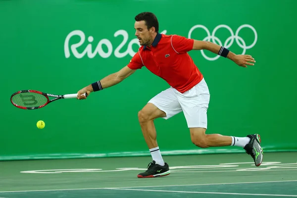 Jugador profesional de tenis Roberto Bautista Agut de España en acción durante los cuartos de final masculinos de los Juegos Olímpicos de Río 2016 en el Centro Olímpico de Tenis — Foto de Stock