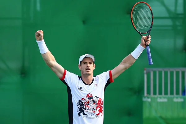 Mistrz olimpijski Andy Murray Wielkiej Brytanii świętuje zwycięstwo po ćwierćfinale singli mężczyzn w Rio 2016 Igrzysk Olimpijskich w olimpijskim centrum tenisowe — Zdjęcie stockowe