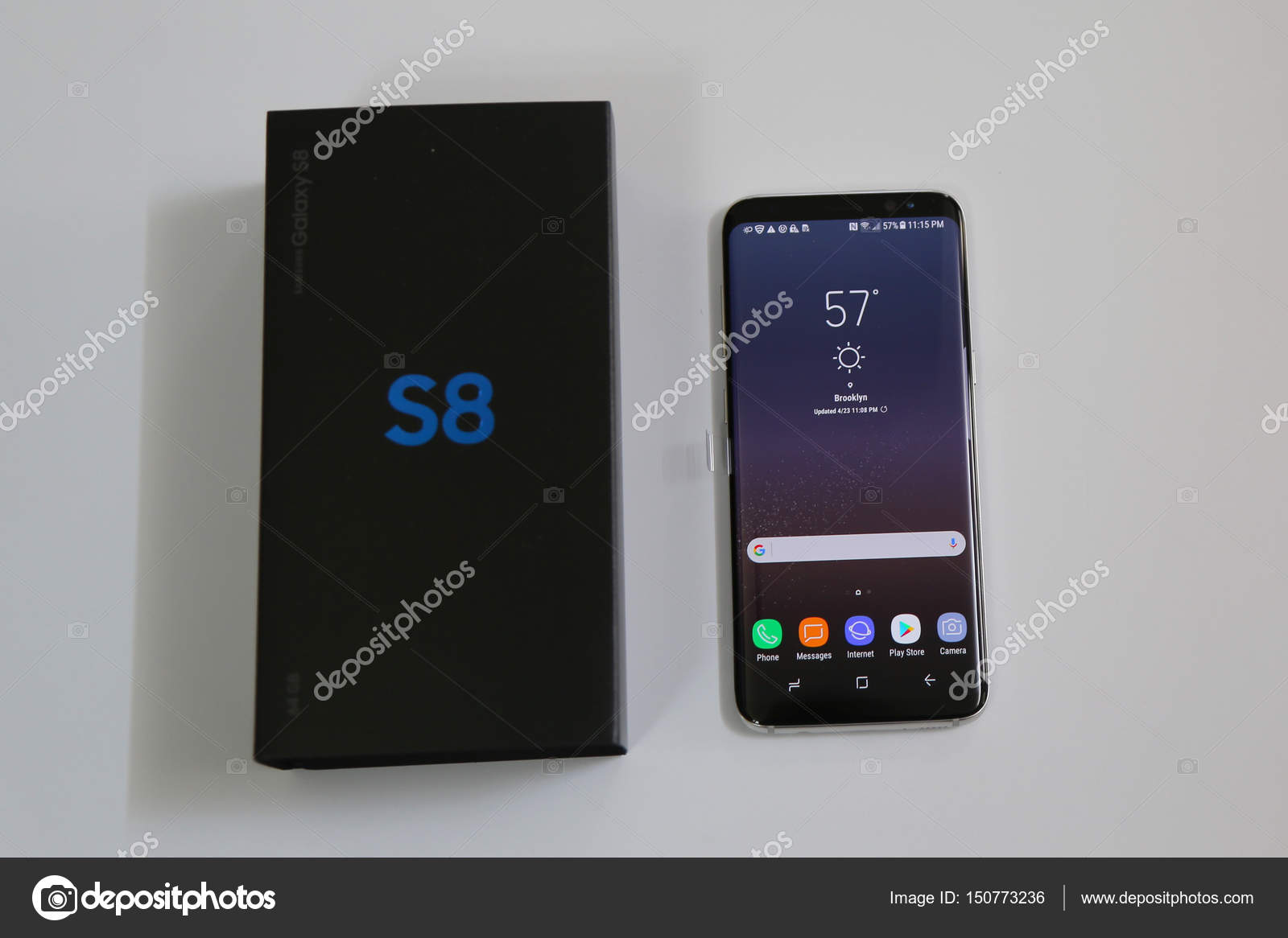 Новые телефоны Samsung Galaxy S8 теперь поставляются клиентам по  предварительному заказу — Стоковое редакционное фото © zhukovsky #150773236