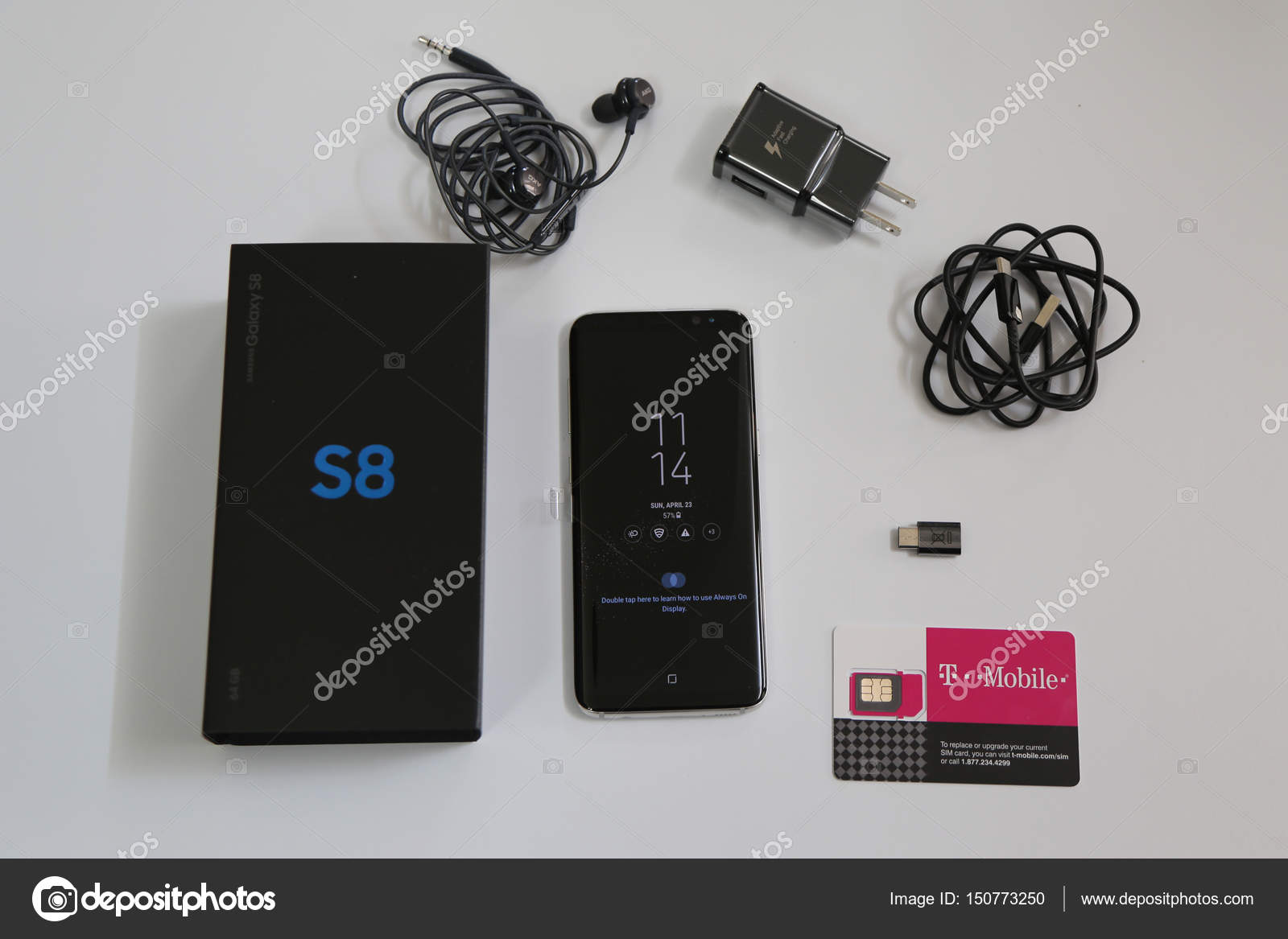 Samsung newest phone Galaxy S8 with accessories being to T-Mobile pre-order customers – Stock Editorial Photo © zhukovsky