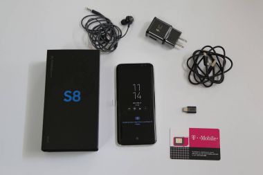 Şimdi T-Mobile ön sipariş müşterilerine teslim ediliyor aksesuarları ile Samsung en yeni telefon Galaxy S8