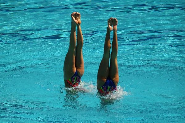 Synchronizované plavání duet během soutěže — Stock fotografie