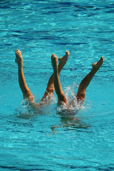 경쟁 하는 동안 싱크로나이즈드 수영 듀엣 — 스톡 사진