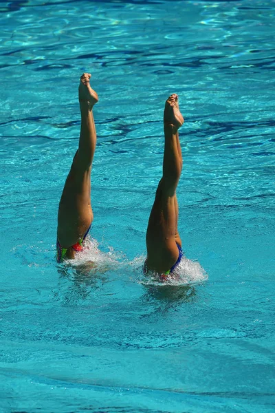 Synchroonzwemmen duet tijdens competitie — Stockfoto