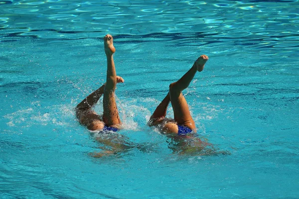 Duo de natation synchronisé en compétition — Photo