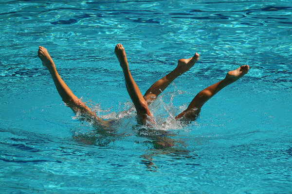 Синхронный плавательный дуэт во время соревнований
