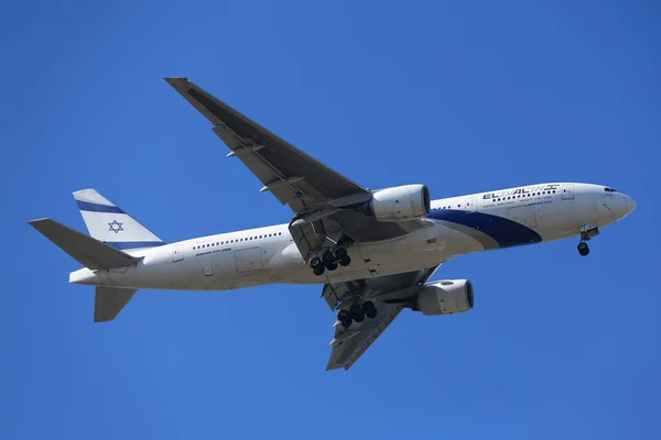 Ель Аль Боїнг 777 опускається за посадку в міжнародному аеропорту Jfk в Нью-Йорку — стокове фото