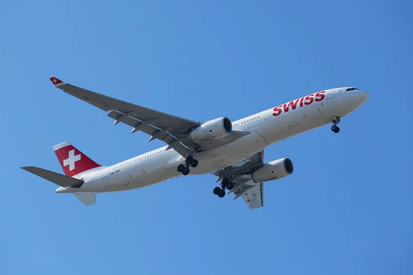 뉴욕 Jfk 공항에 착륙 하기 전에 하늘에 Swissair에 어 버스 A330 — 스톡 사진