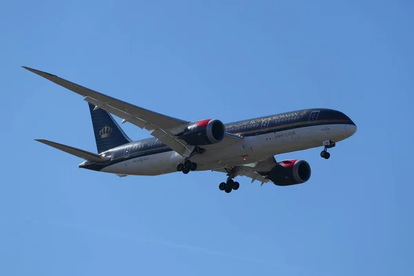 Royal Jordanian Airlines Boeing 787 Dreamliner descends for landing at JFK International Airport in New York — Stock Photo, Image