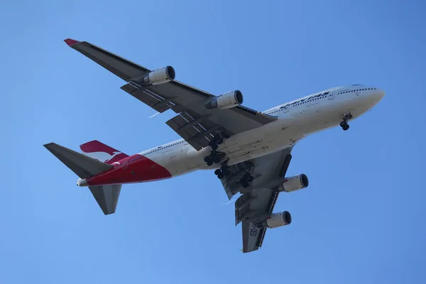 Η Qantas Airways Boeing 747 στον ουρανό της Νέας Υόρκης πριν από την προσγείωση στο αεροδρόμιο Jfk — Φωτογραφία Αρχείου