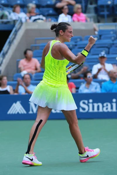 Profesionální tenista Roberta Vinci z Itálie v akci během její první kolo zápas na nás Open 2016 — Stock fotografie