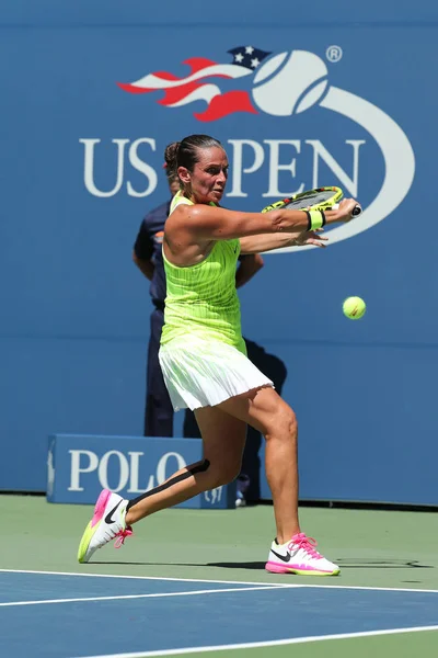 La tenista profesional Roberta Vinci de Italia en acción durante su primer partido de ronda en el US Open 2016 —  Fotos de Stock