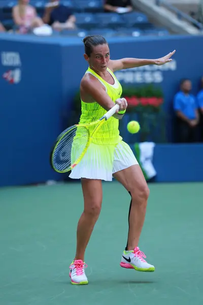 La tenista profesional Roberta Vinci de Italia en acción durante su primer partido de ronda en el US Open 2016 — Foto de Stock