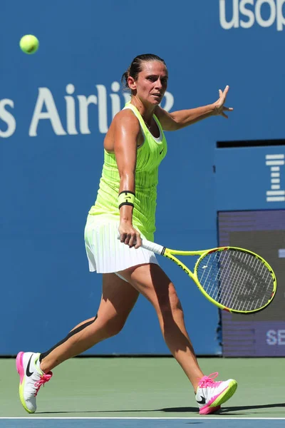 Jogadora profissional de tênis Roberta Vinci da Itália em ação durante sua primeira partida no US Open 2016 — Fotografia de Stock