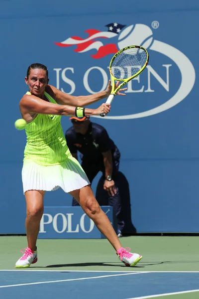 La tenista profesional Roberta Vinci de Italia en acción durante su primer partido de ronda en el US Open 2016 — Foto de Stock