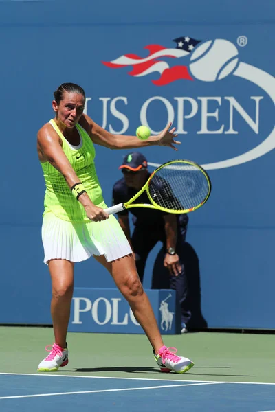 Tennisprofi roberta vinci aus italien in Aktion während ihres Erstrunden-Matches bei us open 2016 — Stockfoto