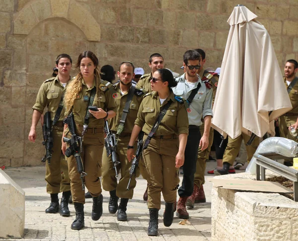 Israëlische soldaten bij de oude stad van Jeruzalem. — Stockfoto