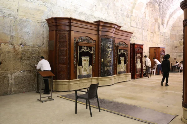 Religious Jews pray by the Western Wall inside of the Western Wall Tunnel at the Old City of Jerusalem. — Stock Photo, Image
