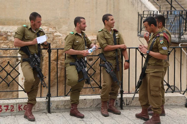 Soldados israelíes en la Ciudad Vieja de Jerusalén . — Foto de Stock