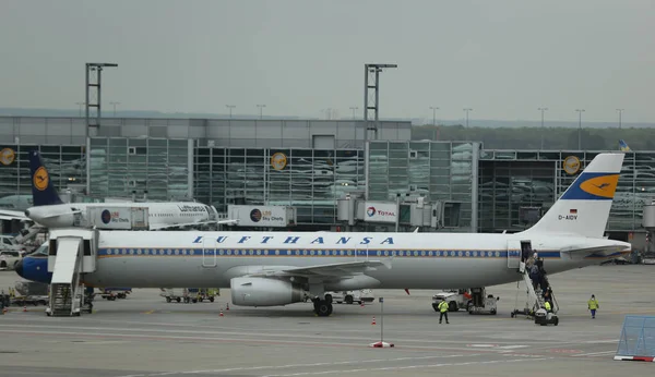 Lufthansa Airbus A321 i Retro livré på asfalten på Frankfurt flygplats — Stockfoto