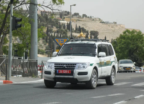 Carro de polícia israelense fornece segurança em Jerusalém . — Fotografia de Stock