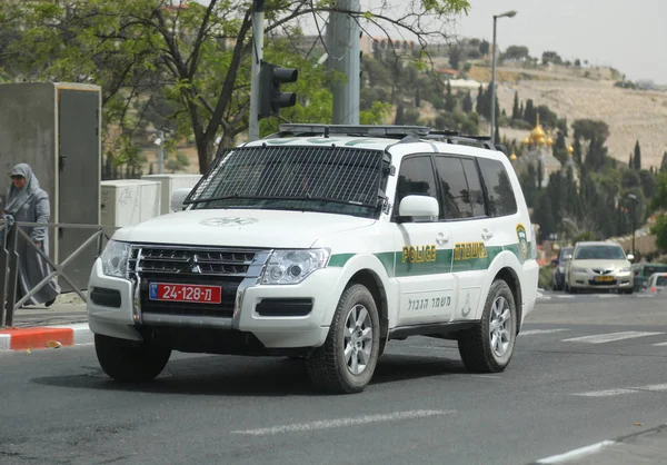 Israelisches Polizeiauto sorgt für Sicherheit in jerusalem. — Stockfoto