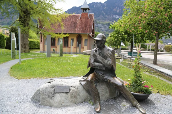 Estátua de Sherlock Holmes em frente ao Museu Sherlock Holmes em Meiringen, Suíça — Fotografia de Stock